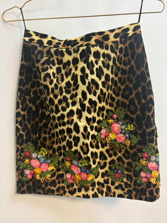 leopard Moschino leopard mini skirt, Waist: 13.5 in (flat) Hip: 18 in Length: 17 in Closure: Side button + hidden zip