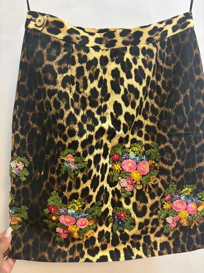 leopard Moschino leopard mini skirt, Waist: 13.5 in (flat) Hip: 18 in Length: 17 in Closure: Side button + hidden zip