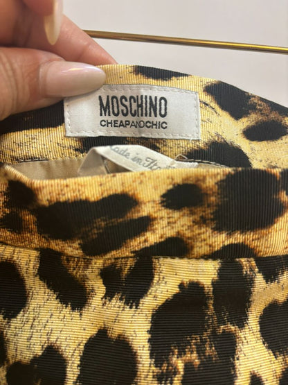 leopard Moschino leopard mini skirt, Waist: 13.5 in (flat) Hip: 18 in Length: 17 in Closure: Side button + hidden zip