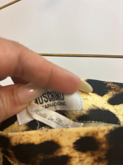 leopard Moschino leopard mini skirt, Waist: 13.5 in (flat) Hip: 18 in Length: 17 in Closure: Side button + hidden zip