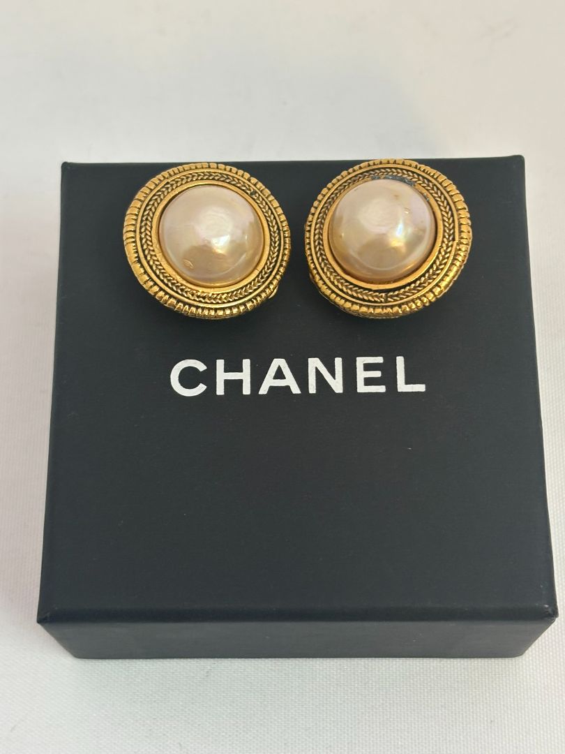 pearl Chanel faux pearl vintage, Diameter: ~0.75 in (1.9 cm) Style: Clip-on Weight: Light to moderate (typical for vintage Chanel costume jewelry)