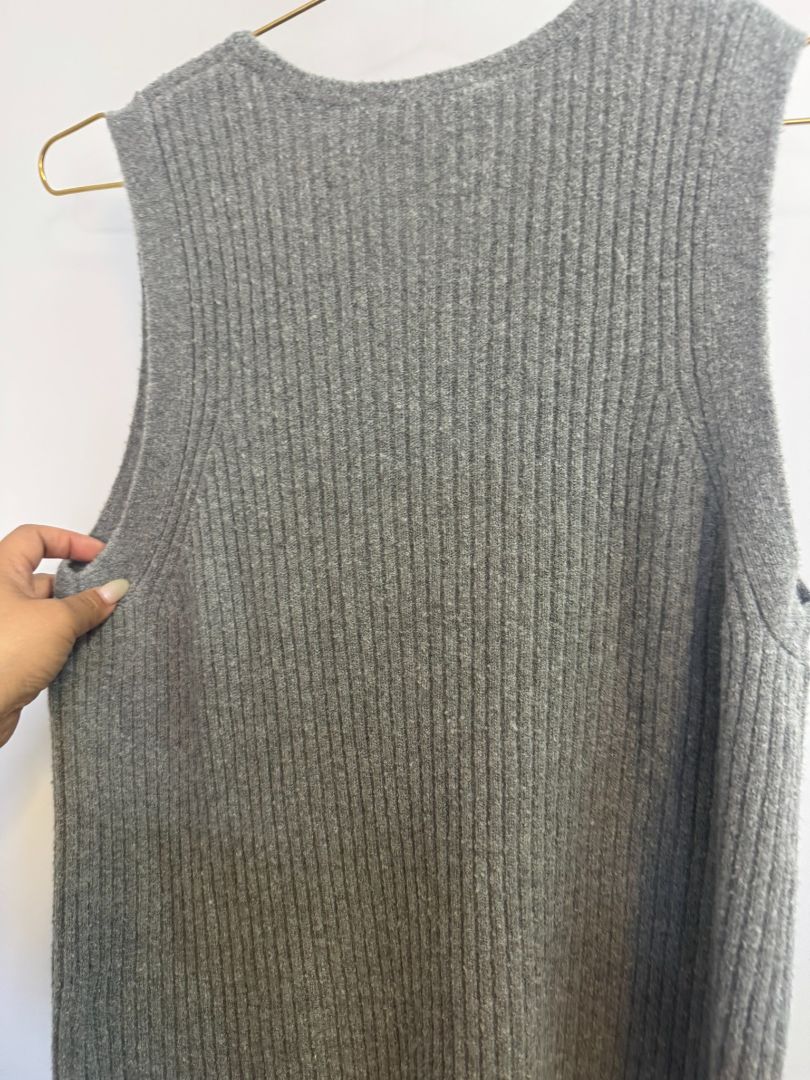 gray Splendid collection ophelia sweater tank, XL Length: 23 in Bust (flat): 18 in Waist (flat): 18 in Fit: Relaxed, slightly cropped boxy silhouette (note: measurements can be added more precisely once laid flat for listing)