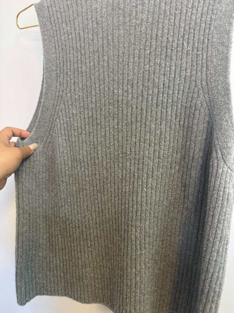 gray Splendid collection ophelia sweater tank, XL Length: 23 in Bust (flat): 18 in Waist (flat): 18 in Fit: Relaxed, slightly cropped boxy silhouette (note: measurements can be added more precisely once laid flat for listing)