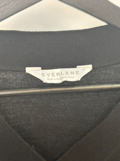 black Everlane cashmere v neck, M
