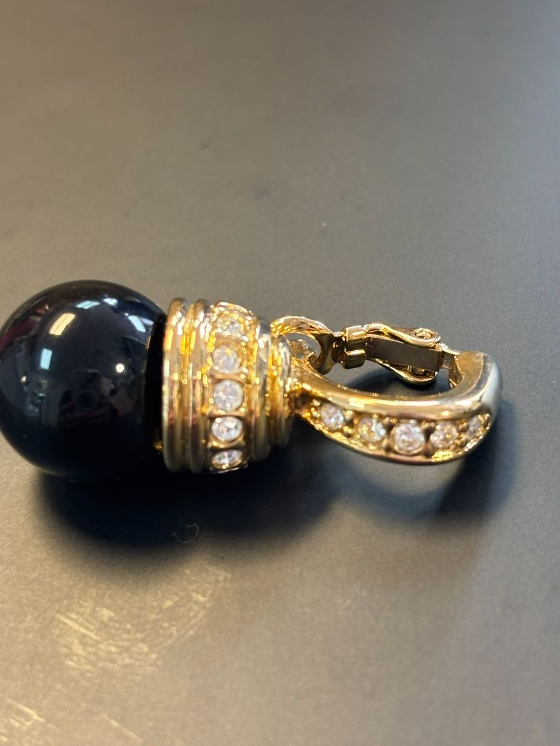 black and gold tone Nolan Miller black stone pendant, 4 cm