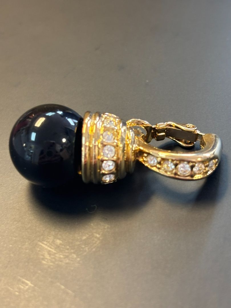 black and gold tone Nolan Miller black stone pendant, 4 cm