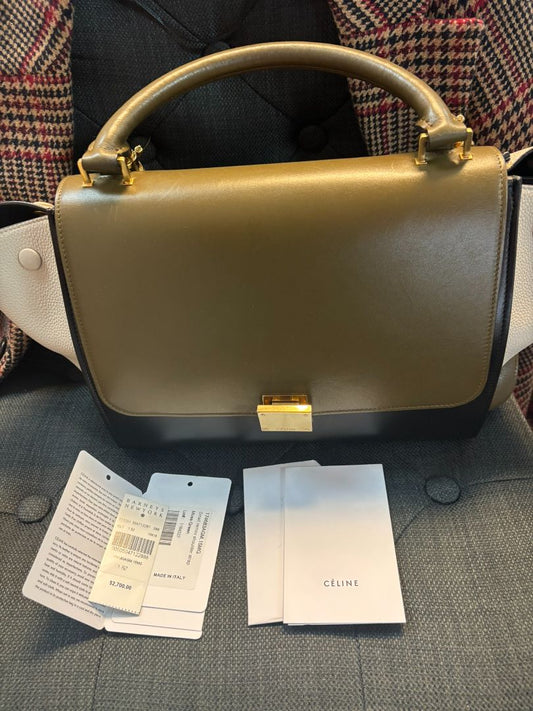 olive khaki green Celine Trapeze Phoebe Philo, Width (at base): 12 in (30.5 cm) Height: 9.5 in (24 cm) Depth: 7 in (17.8 cm) Wingspan (with flaps out): Up to 20 in (51 cm) Handle Drop: 4 in (10 cm) Strap Drop: ~14 in (adjustable)