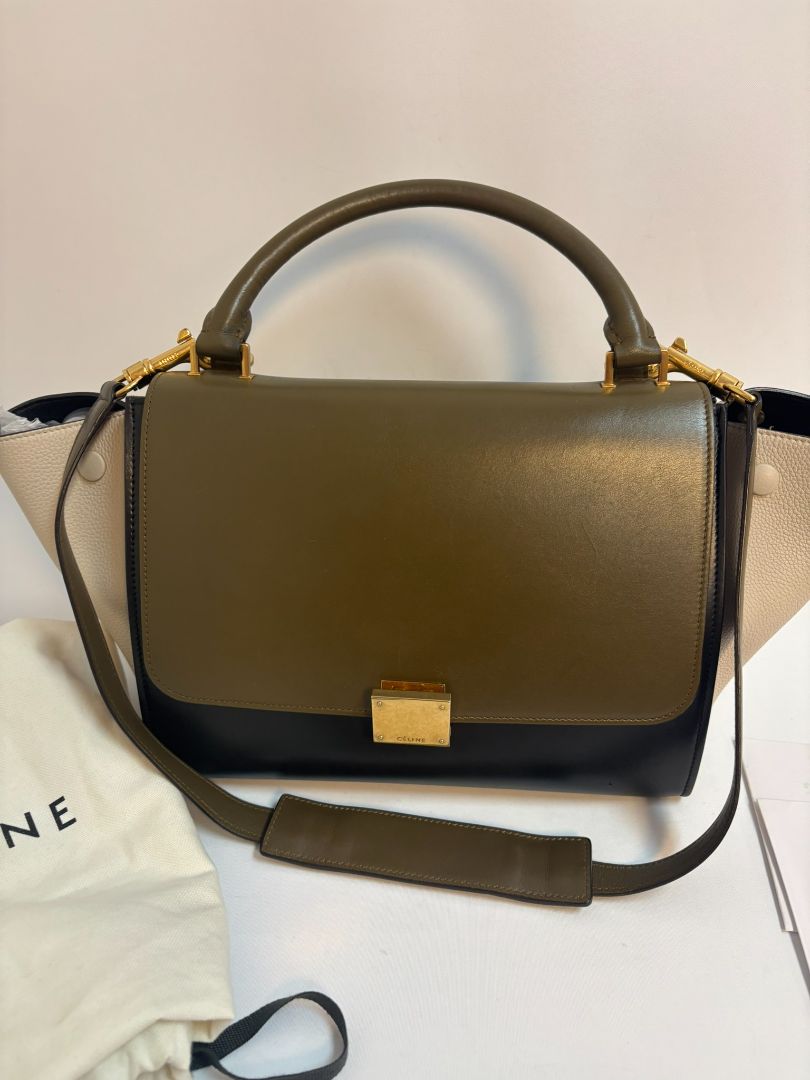 olive khaki green Celine Trapeze Phoebe Philo, Width (at base): 12 in (30.5 cm) Height: 9.5 in (24 cm) Depth: 7 in (17.8 cm) Wingspan (with flaps out): Up to 20 in (51 cm) Handle Drop: 4 in (10 cm) Strap Drop: ~14 in (adjustable)