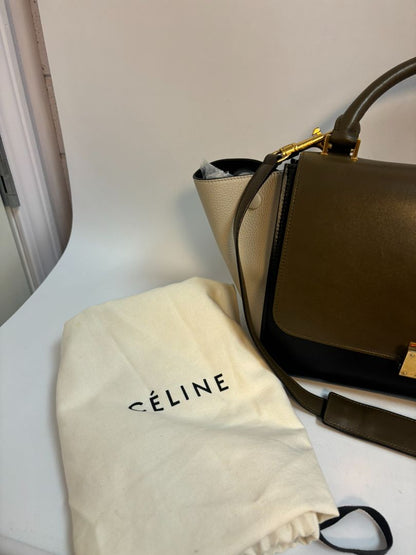 olive khaki green Celine Trapeze Phoebe Philo, Width (at base): 12 in (30.5 cm) Height: 9.5 in (24 cm) Depth: 7 in (17.8 cm) Wingspan (with flaps out): Up to 20 in (51 cm) Handle Drop: 4 in (10 cm) Strap Drop: ~14 in (adjustable)