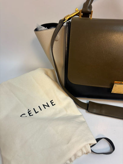 olive khaki green Celine Trapeze Phoebe Philo, Width (at base): 12 in (30.5 cm) Height: 9.5 in (24 cm) Depth: 7 in (17.8 cm) Wingspan (with flaps out): Up to 20 in (51 cm) Handle Drop: 4 in (10 cm) Strap Drop: ~14 in (adjustable)