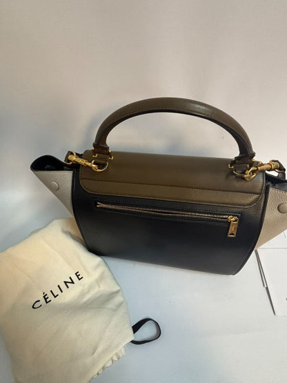 olive khaki green Celine Trapeze Phoebe Philo, Width (at base): 12 in (30.5 cm) Height: 9.5 in (24 cm) Depth: 7 in (17.8 cm) Wingspan (with flaps out): Up to 20 in (51 cm) Handle Drop: 4 in (10 cm) Strap Drop: ~14 in (adjustable)