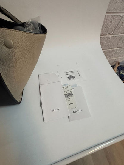 olive khaki green Celine Trapeze Phoebe Philo, Width (at base): 12 in (30.5 cm) Height: 9.5 in (24 cm) Depth: 7 in (17.8 cm) Wingspan (with flaps out): Up to 20 in (51 cm) Handle Drop: 4 in (10 cm) Strap Drop: ~14 in (adjustable)