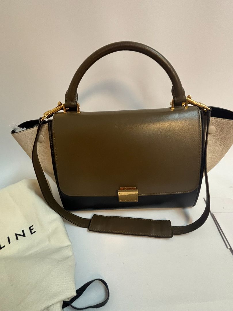 olive khaki green Celine Trapeze Phoebe Philo, Width (at base): 12 in (30.5 cm) Height: 9.5 in (24 cm) Depth: 7 in (17.8 cm) Wingspan (with flaps out): Up to 20 in (51 cm) Handle Drop: 4 in (10 cm) Strap Drop: ~14 in (adjustable)