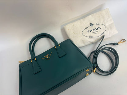deep teal Prada Model: Double Zip Lux Tote (also known as Galleria Tote), Width: 11.5 inches (29 cm) Height: 8 inches (20 cm) Depth: 5 inches (13 cm) Handle Drop: 4 inches (10 cm) Strap Drop: 19–21 inches adjustable (48–53 cm)