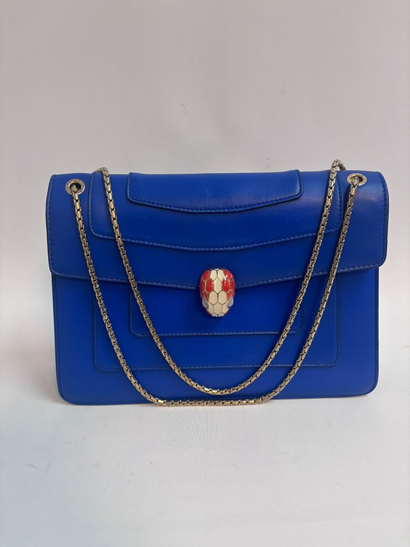 blue Bvlgari Serpenti forever, Dimensions (approximate): Based on Bvlgari official specs for a similar size: ~7.5″ W × 5.5″ H × 2.5″ D (≈19 cm ×14 cm ×6.5 cm) for the standard Shoulder Bag.  A reseller listing for the chain shoulder blue lists 21 cm H × 2