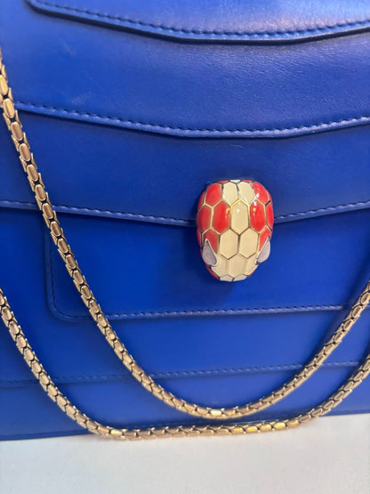 blue Bvlgari Serpenti forever, Dimensions (approximate): Based on Bvlgari official specs for a similar size: ~7.5″ W × 5.5″ H × 2.5″ D (≈19 cm ×14 cm ×6.5 cm) for the standard Shoulder Bag.  A reseller listing for the chain shoulder blue lists 21 cm H × 2