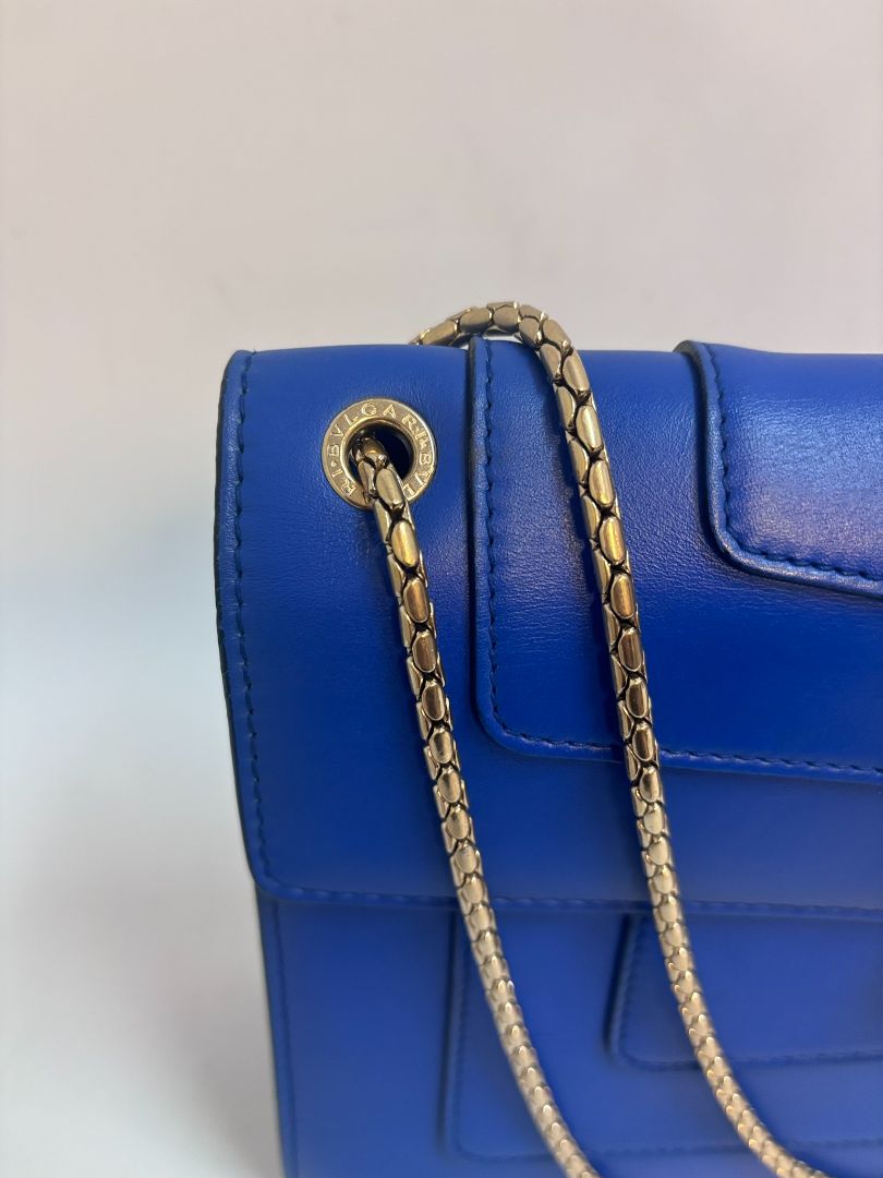 blue Bvlgari Serpenti forever, Dimensions (approximate): Based on Bvlgari official specs for a similar size: ~7.5″ W × 5.5″ H × 2.5″ D (≈19 cm ×14 cm ×6.5 cm) for the standard Shoulder Bag.  A reseller listing for the chain shoulder blue lists 21 cm H × 2
