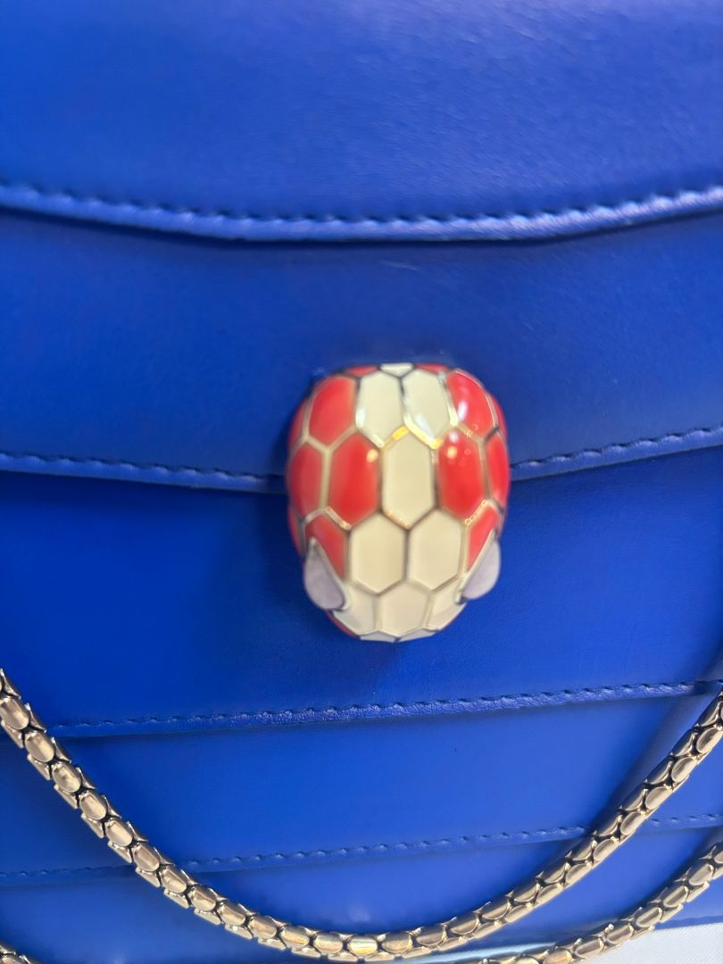 blue Bvlgari Serpenti forever, Dimensions (approximate): Based on Bvlgari official specs for a similar size: ~7.5″ W × 5.5″ H × 2.5″ D (≈19 cm ×14 cm ×6.5 cm) for the standard Shoulder Bag.  A reseller listing for the chain shoulder blue lists 21 cm H × 2