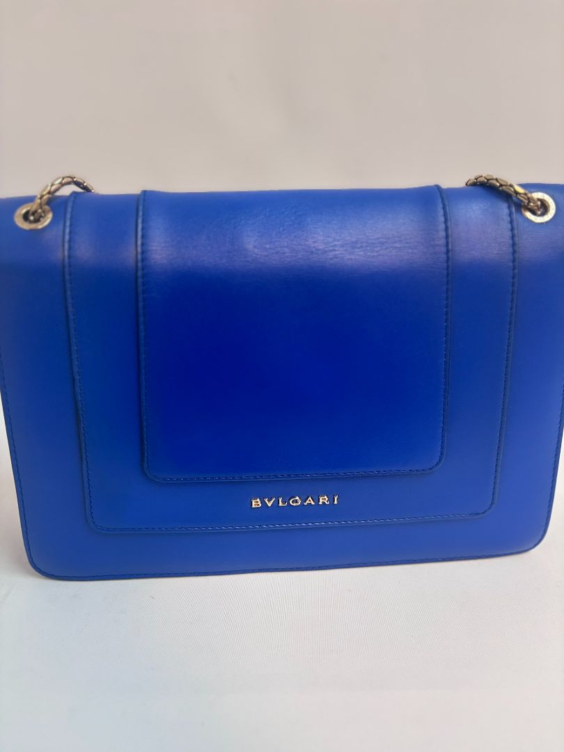 blue Bvlgari Serpenti forever, Dimensions (approximate): Based on Bvlgari official specs for a similar size: ~7.5″ W × 5.5″ H × 2.5″ D (≈19 cm ×14 cm ×6.5 cm) for the standard Shoulder Bag.  A reseller listing for the chain shoulder blue lists 21 cm H × 2