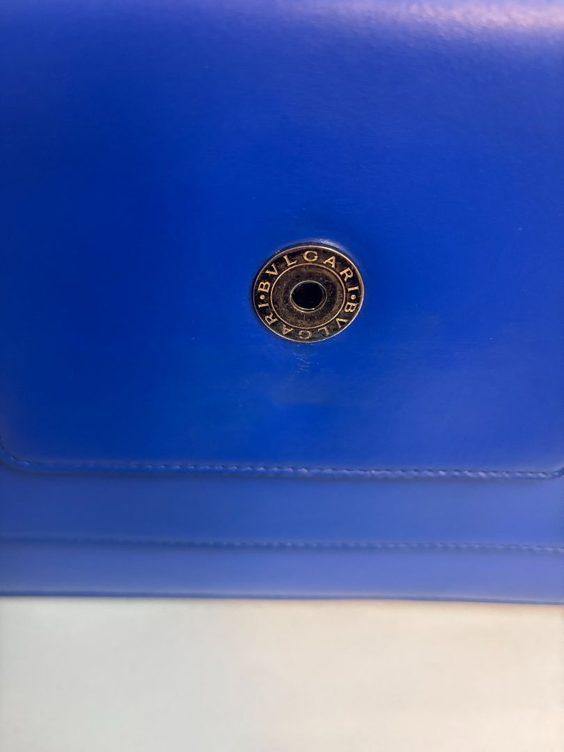 blue Bvlgari Serpenti forever, Dimensions (approximate): Based on Bvlgari official specs for a similar size: ~7.5″ W × 5.5″ H × 2.5″ D (≈19 cm ×14 cm ×6.5 cm) for the standard Shoulder Bag.  A reseller listing for the chain shoulder blue lists 21 cm H × 2