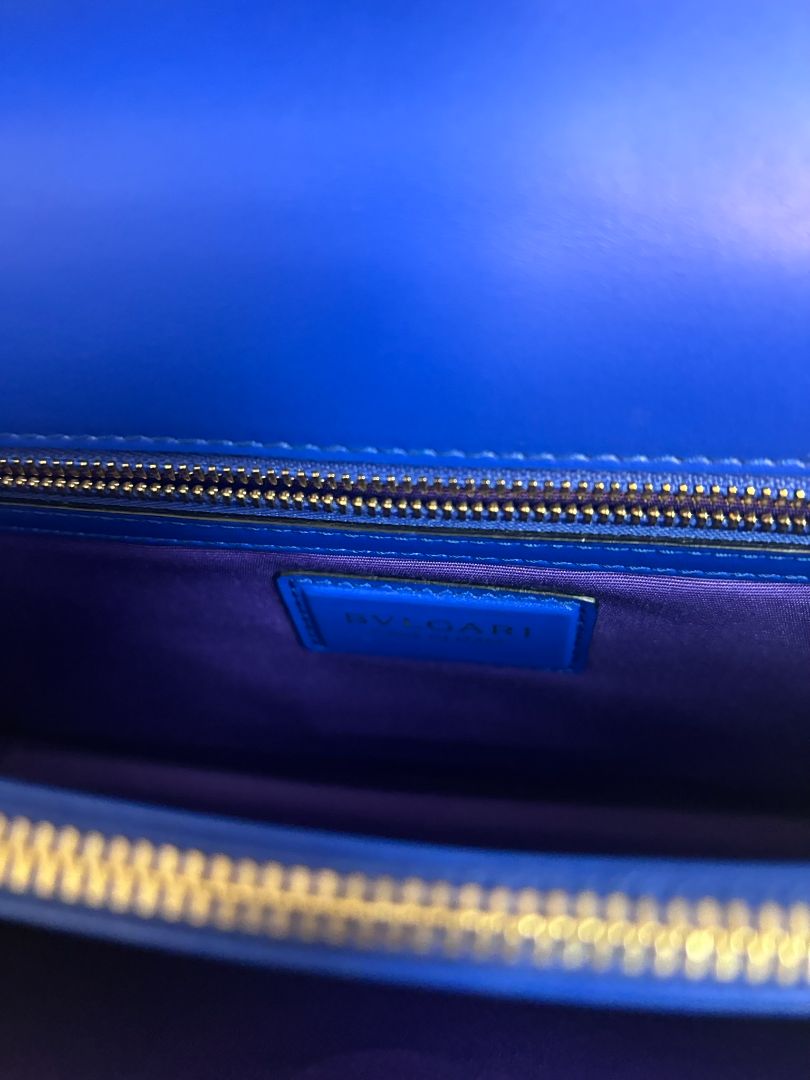 blue Bvlgari Serpenti forever, Dimensions (approximate): Based on Bvlgari official specs for a similar size: ~7.5″ W × 5.5″ H × 2.5″ D (≈19 cm ×14 cm ×6.5 cm) for the standard Shoulder Bag.  A reseller listing for the chain shoulder blue lists 21 cm H × 2