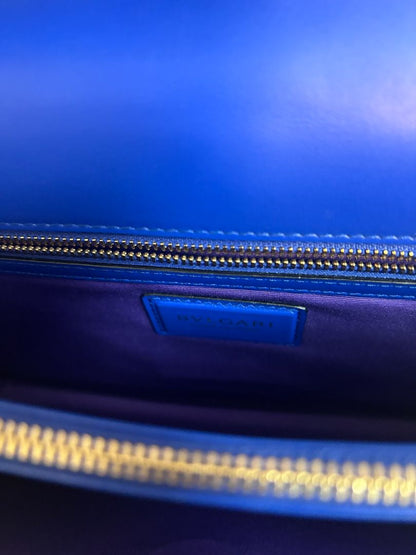 blue Bvlgari Serpenti forever, Dimensions (approximate): Based on Bvlgari official specs for a similar size: ~7.5″ W × 5.5″ H × 2.5″ D (≈19 cm ×14 cm ×6.5 cm) for the standard Shoulder Bag.  A reseller listing for the chain shoulder blue lists 21 cm H × 2