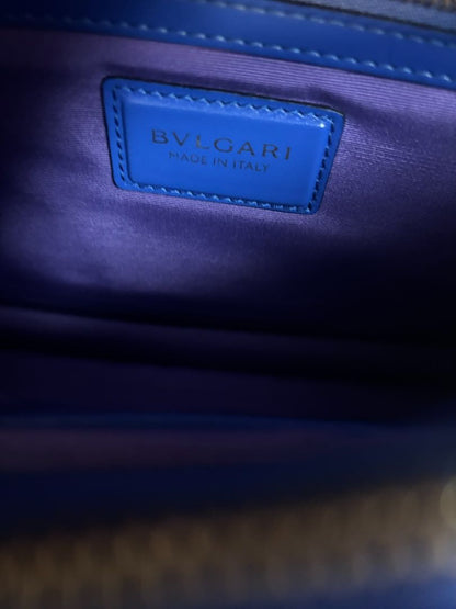 blue Bvlgari Serpenti forever, Dimensions (approximate): Based on Bvlgari official specs for a similar size: ~7.5″ W × 5.5″ H × 2.5″ D (≈19 cm ×14 cm ×6.5 cm) for the standard Shoulder Bag.  A reseller listing for the chain shoulder blue lists 21 cm H × 2