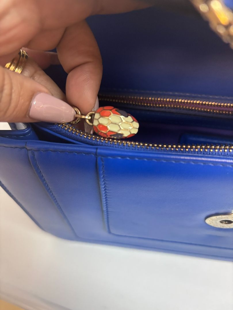 blue Bvlgari Serpenti forever, Dimensions (approximate): Based on Bvlgari official specs for a similar size: ~7.5″ W × 5.5″ H × 2.5″ D (≈19 cm ×14 cm ×6.5 cm) for the standard Shoulder Bag.  A reseller listing for the chain shoulder blue lists 21 cm H × 2