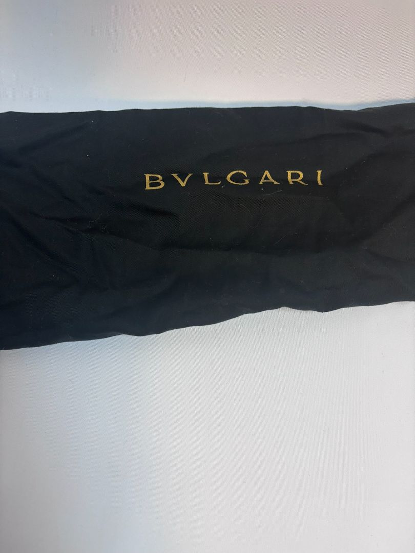 blue Bvlgari Serpenti forever, Dimensions (approximate): Based on Bvlgari official specs for a similar size: ~7.5″ W × 5.5″ H × 2.5″ D (≈19 cm ×14 cm ×6.5 cm) for the standard Shoulder Bag.  A reseller listing for the chain shoulder blue lists 21 cm H × 2