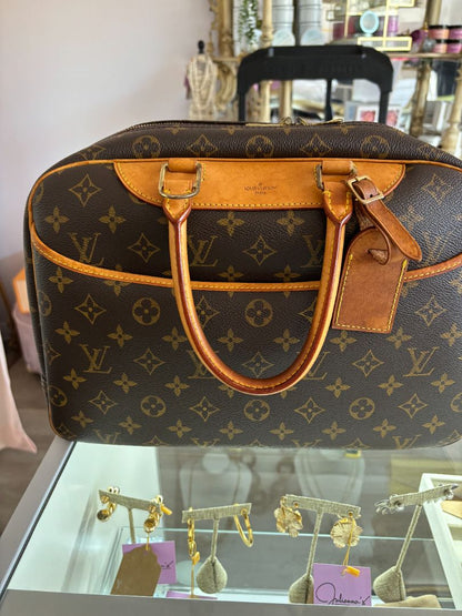 Louis Vuitton Deauville handbag in Monogram canvas with Vachetta leather trim and dual top handles