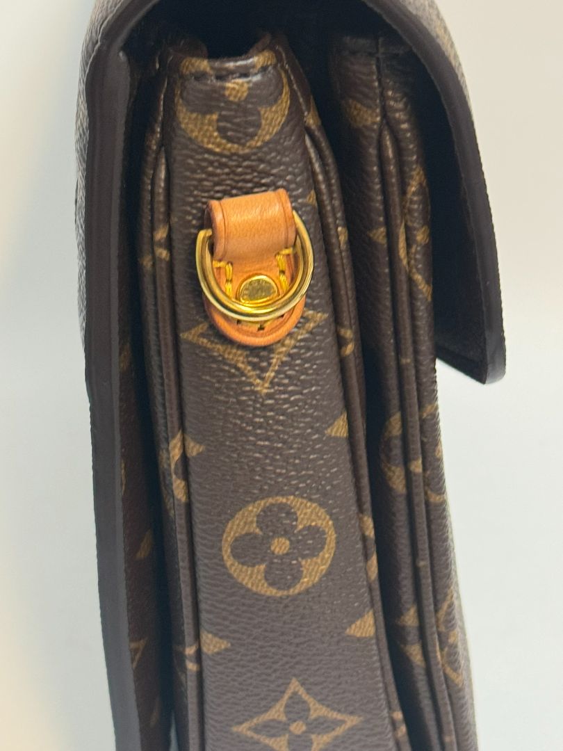 Louis Vuitton Pochette Métis in Monogram canvas, featuring the iconic LV logo print, a structured flap design, gold-tone hardware, and a detachable shoulder strap for versatile wear. This elegant crossbody bag is perfect for both day and night occasions.