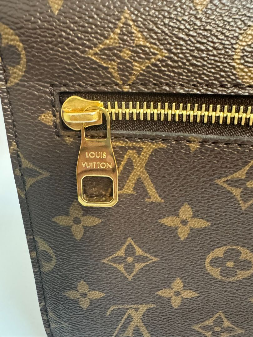 Louis Vuitton Pochette Métis in Monogram canvas, featuring the iconic LV logo print, a structured flap design, gold-tone hardware, and a detachable shoulder strap for versatile wear. This elegant crossbody bag is perfect for both day and night occasions.