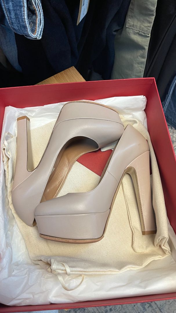 Valentino beige nude leather platform pumps with round toe and high stiletto heel

