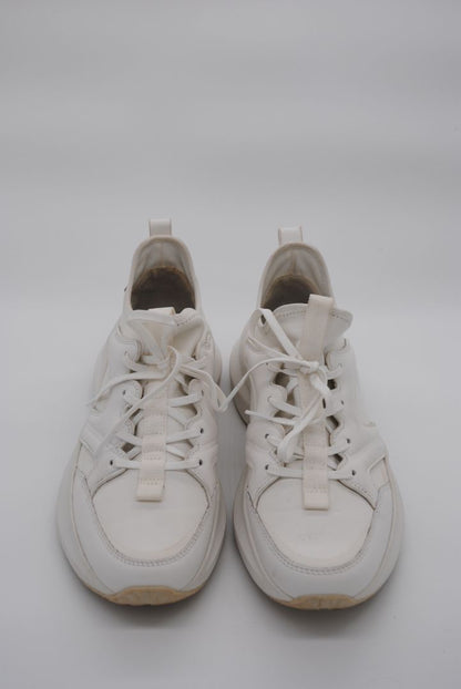 Minimalist Zara sneakers in white with rubber sole