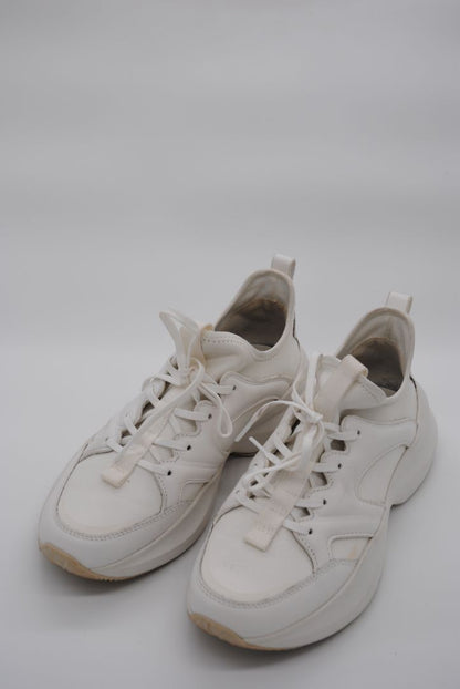 Side view of Zara low-top white casual shoes